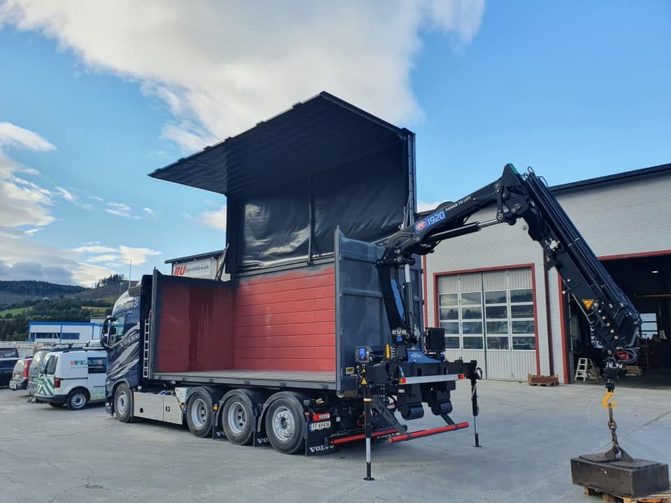 Kranbil med åpen container