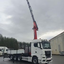 Kranbil med kran opp