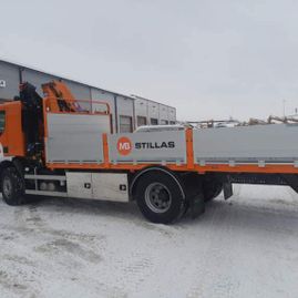 Oransje kranbil